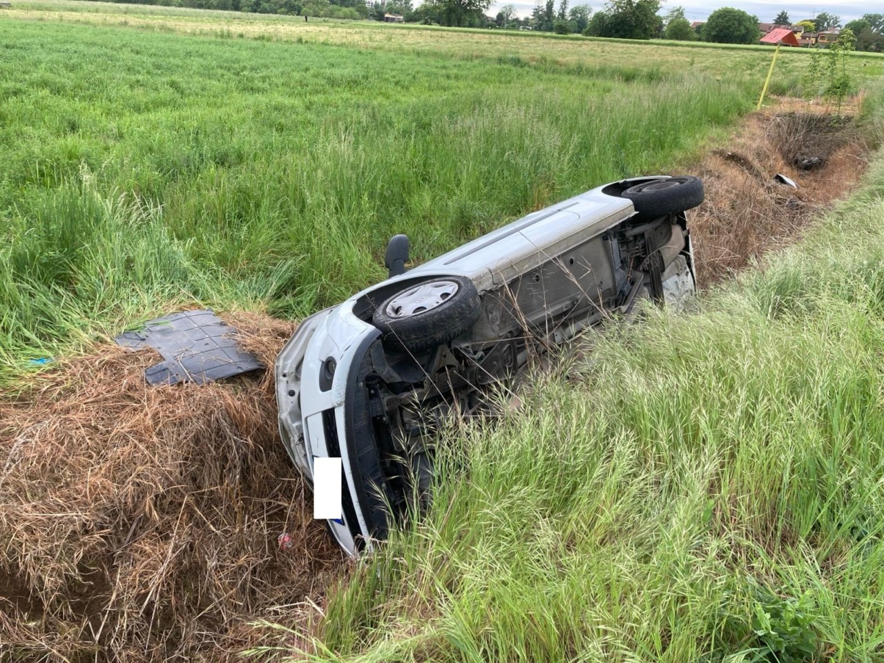Auto esce di strada e si ribalta nella roggia: ferita una 43enne
