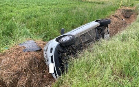 Auto esce di strada e si ribalta nella roggia: ferita una 43enne