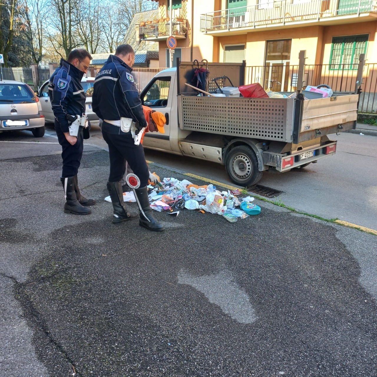 Rifiuti non separati e abbandonati nei cestini, pronto a scattare il piano di controllo dei vigili