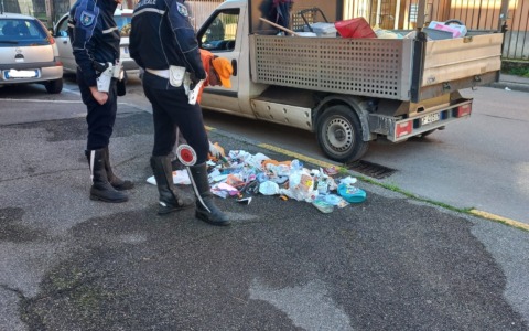 Rifiuti non separati e abbandonati nei cestini, pronto a scattare il piano di controllo dei vigili