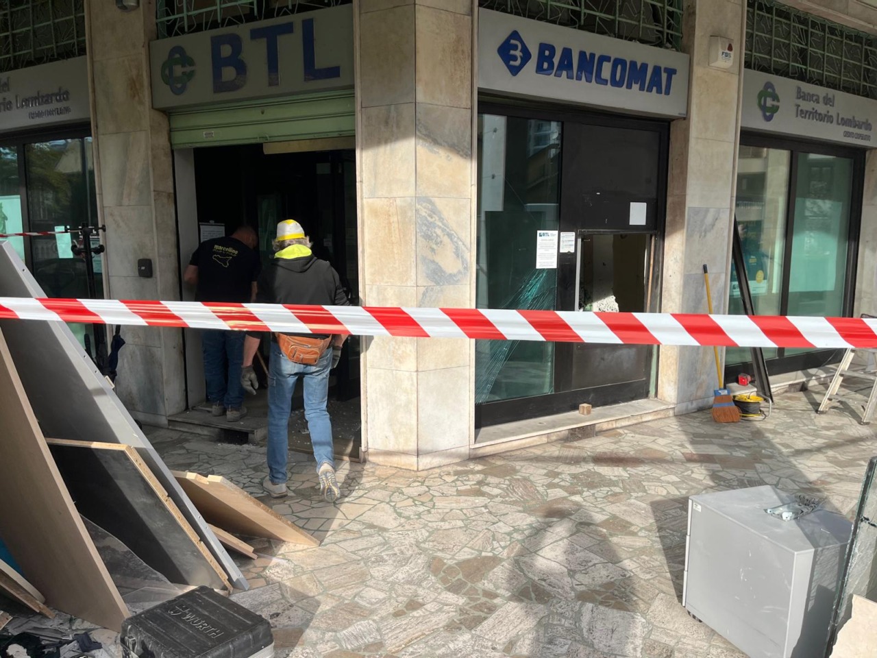 Boato nella notte: ladri fanno saltare il bancomat e scappano con i contanti
