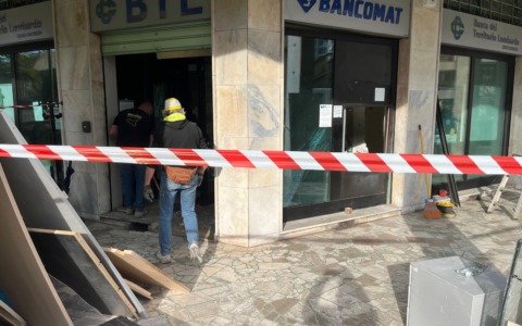 Boato nella notte: ladri fanno saltare il bancomat e scappano con i contanti