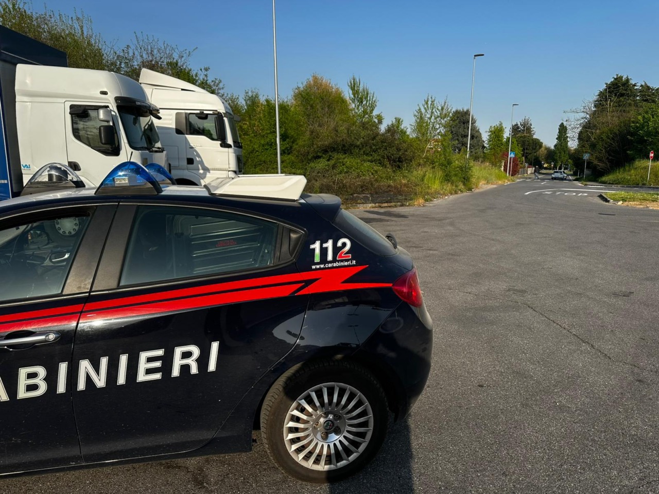 Sterpaglie a fuoco nei pressi di un supermercato, i dipendenti del market contengono le fiamme