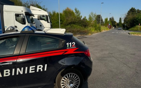Sterpaglie a fuoco nei pressi di un supermercato, i dipendenti del market contengono le fiamme