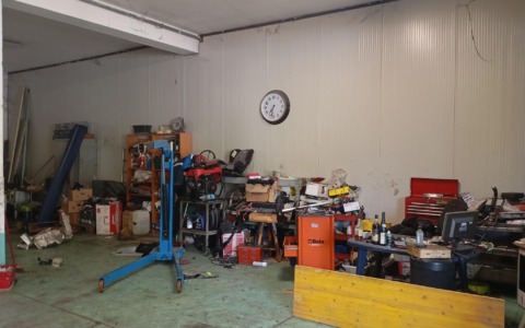 Scoperta un’altra officina abusiva: rinvenuta un’auto a pezzi rubata, tre denunciati