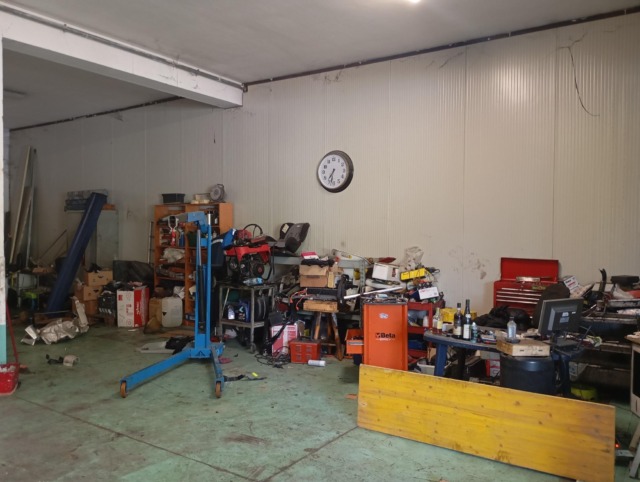 Scoperta un’altra officina abusiva: rinvenuta un’auto a pezzi rubata, tre denunciati