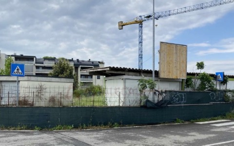Venduto finalmente all’asta il terreno del Piano integrato incompiuto e della scuola “fantasma”