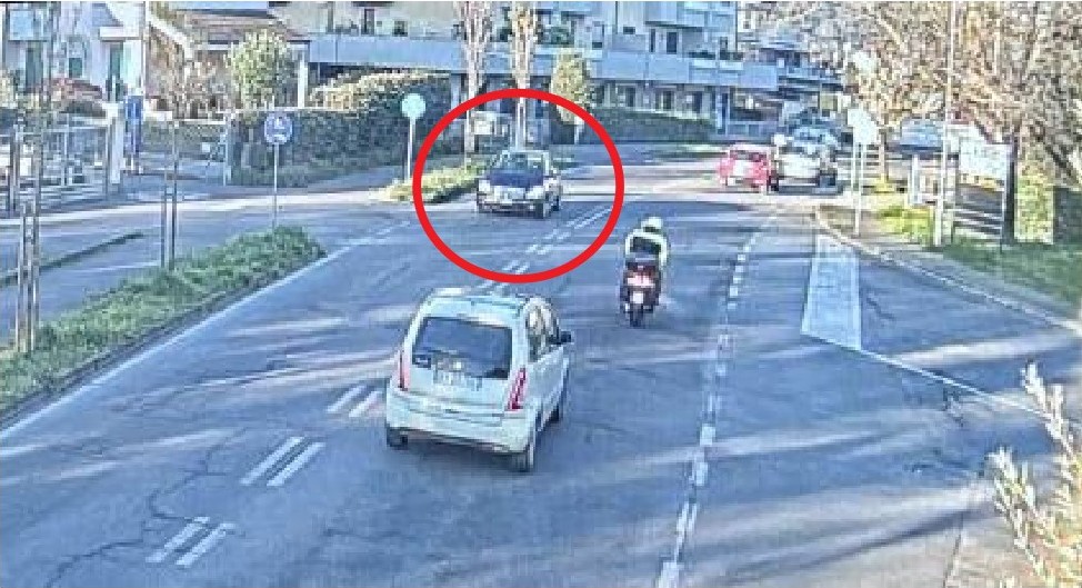 Investe un pedone sulle strisce e poi scappa: pirata della strada preso sul posto di lavoro