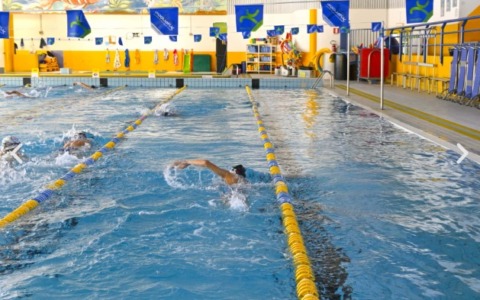 Allarme esalazioni di cloro, sette intossicati in piscina