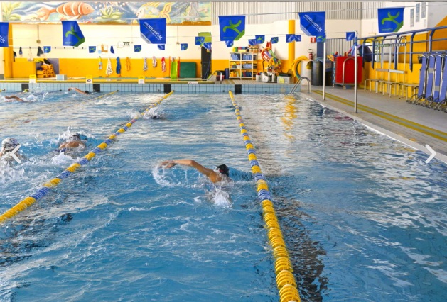 Allarme esalazioni di cloro, sette intossicati in piscina