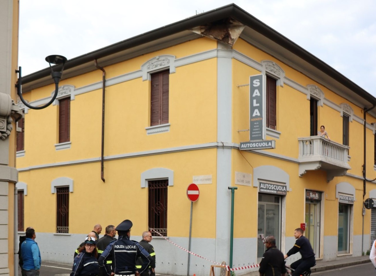 Crolla un pezzo di cornicione in strada, paura in centro storico