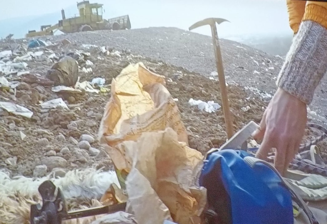 Sciando su una montagna di rifiuti: il documentario che sensibilizza sul tema discariche