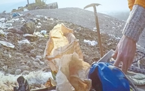 Sciando su una montagna di rifiuti: il documentario che sensibilizza sul tema discariche