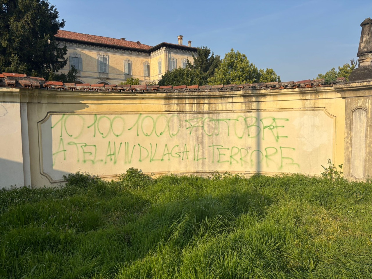 Scritte antisemite sul muro di Villa Sormani: “Vanno cancellate subito”