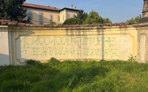 Scritte antisemite sul muro di Villa Sormani: “Vanno cancellate subito”