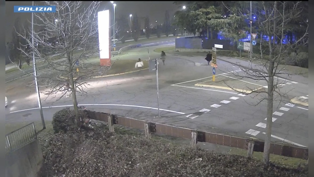 Accoltella più volte una 24enne per rapinarla: arrestato un 21enne