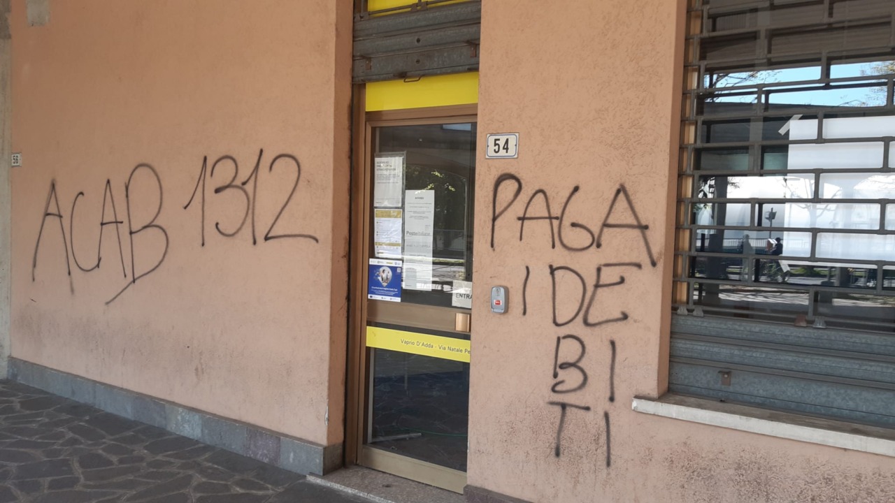 Scritte ingiuriose contro le Forze dell’ordine. Il sindaco: “Ognuno faccia la sua parte”