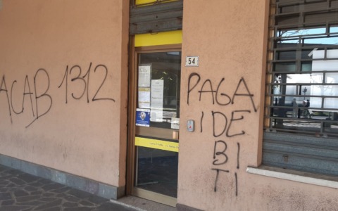 Scritte ingiuriose contro le Forze dell’ordine. Il sindaco: “Ognuno faccia la sua parte”