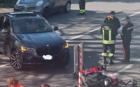 Scontro tra un’auto e una moto, momenti di apprensione per un 17enne
