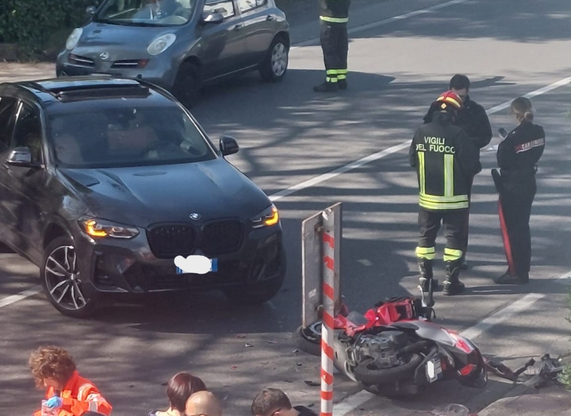 Scontro tra un’auto e una moto, momenti di apprensione per un 17enne