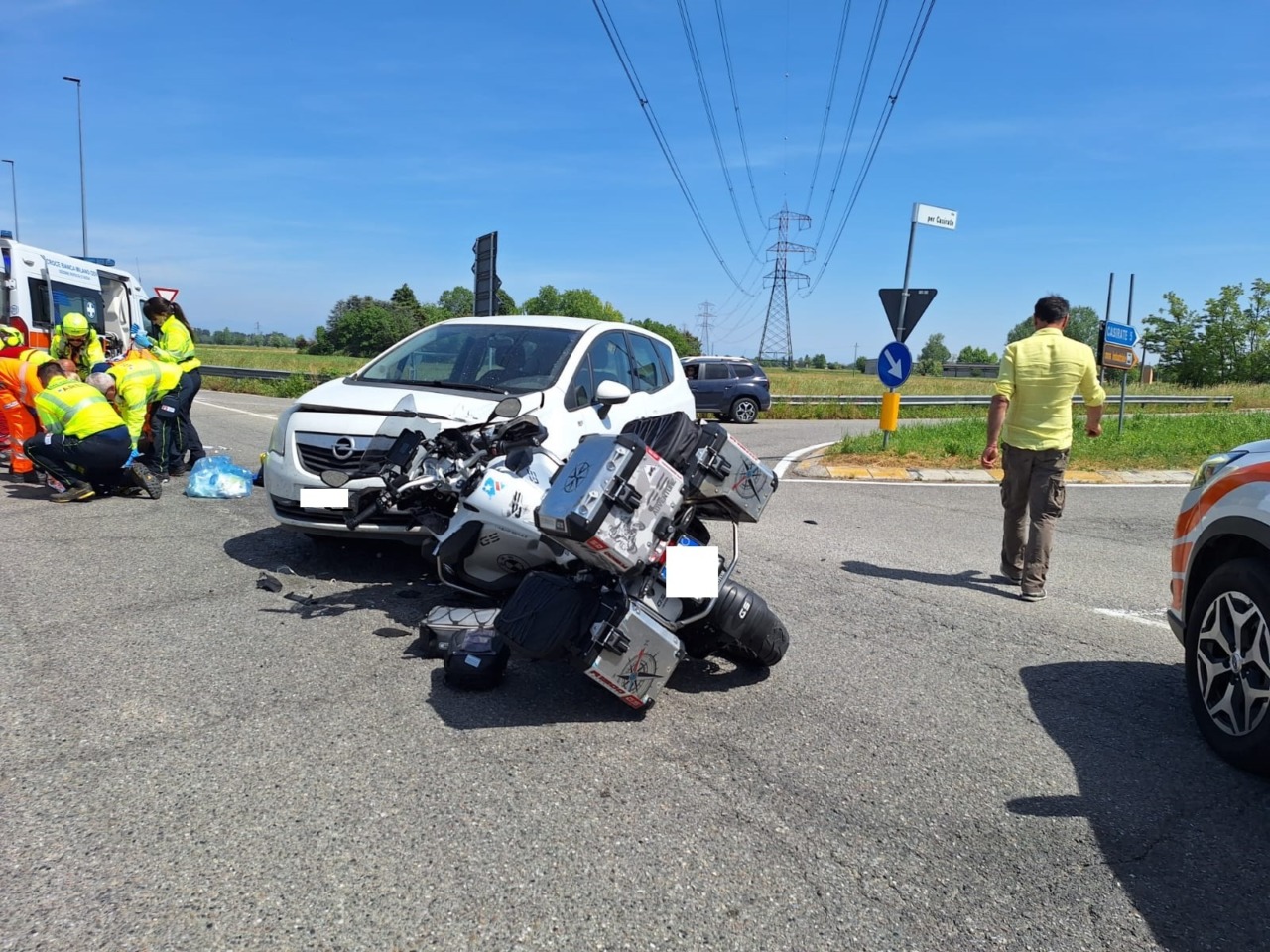 Grave incidente interviene l’elisoccorso: centauro centrato da una macchina