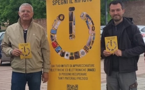 “Accendi la risorsa, spegni il rifiuto”: due punti di raccolta dei piccoli dispositivi elettronici che non funzionano più