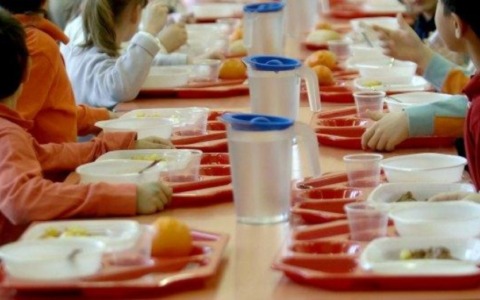 Oltre 200 morosi: chi non paga non potrà iscrivere i figli alla mensa scolastica