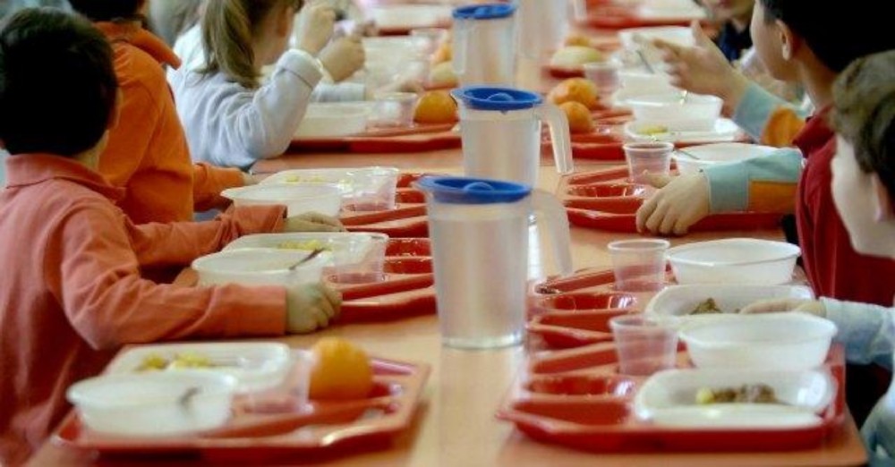 Oltre 200 morosi: chi non paga non potrà iscrivere i figli alla mensa scolastica