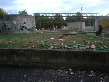 Residenti stufi e scoraggiati avanzano una proposta: “Recintate e chiudete il parchetto degli alcolizzati”