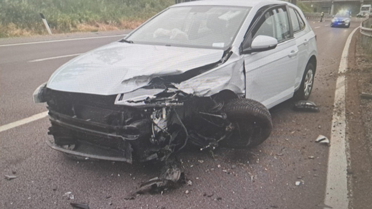 Auto a forte velocità “rimbalza” tra i guardrail: ferito un 29enne
