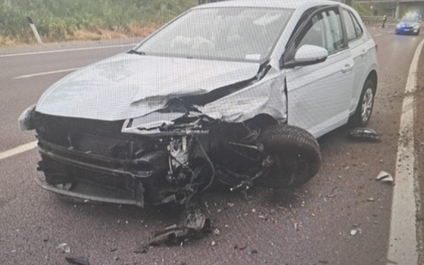 Auto a forte velocità “rimbalza” tra i guardrail: ferito un 29enne