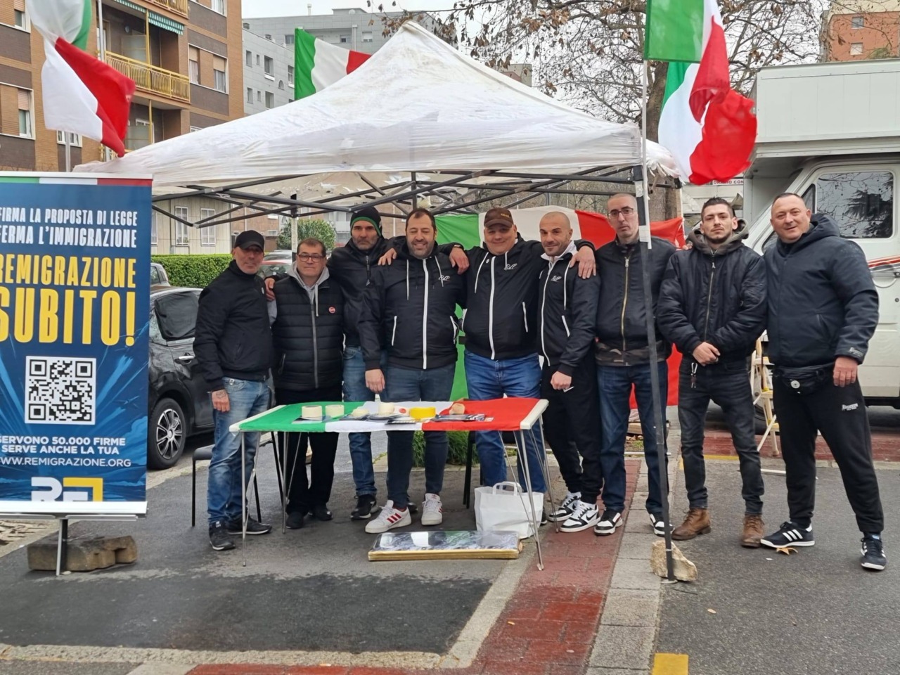 Raccolta firme per la remigrazione: nuovo banchetto in piazza del Mercato