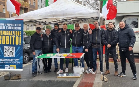 Raccolta firme per la remigrazione: nuovo banchetto in piazza del Mercato