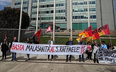 Sciopero ospedale San Raffaele: sindacati in protesta sotto il palazzo di Regione