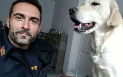 L’ultimo saluto a Maya, il Labrador della Polizia che ha servito il Paese con coraggio