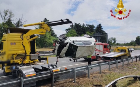 Auto sfonda il guardrail e si ribalta: ferito un 54enne