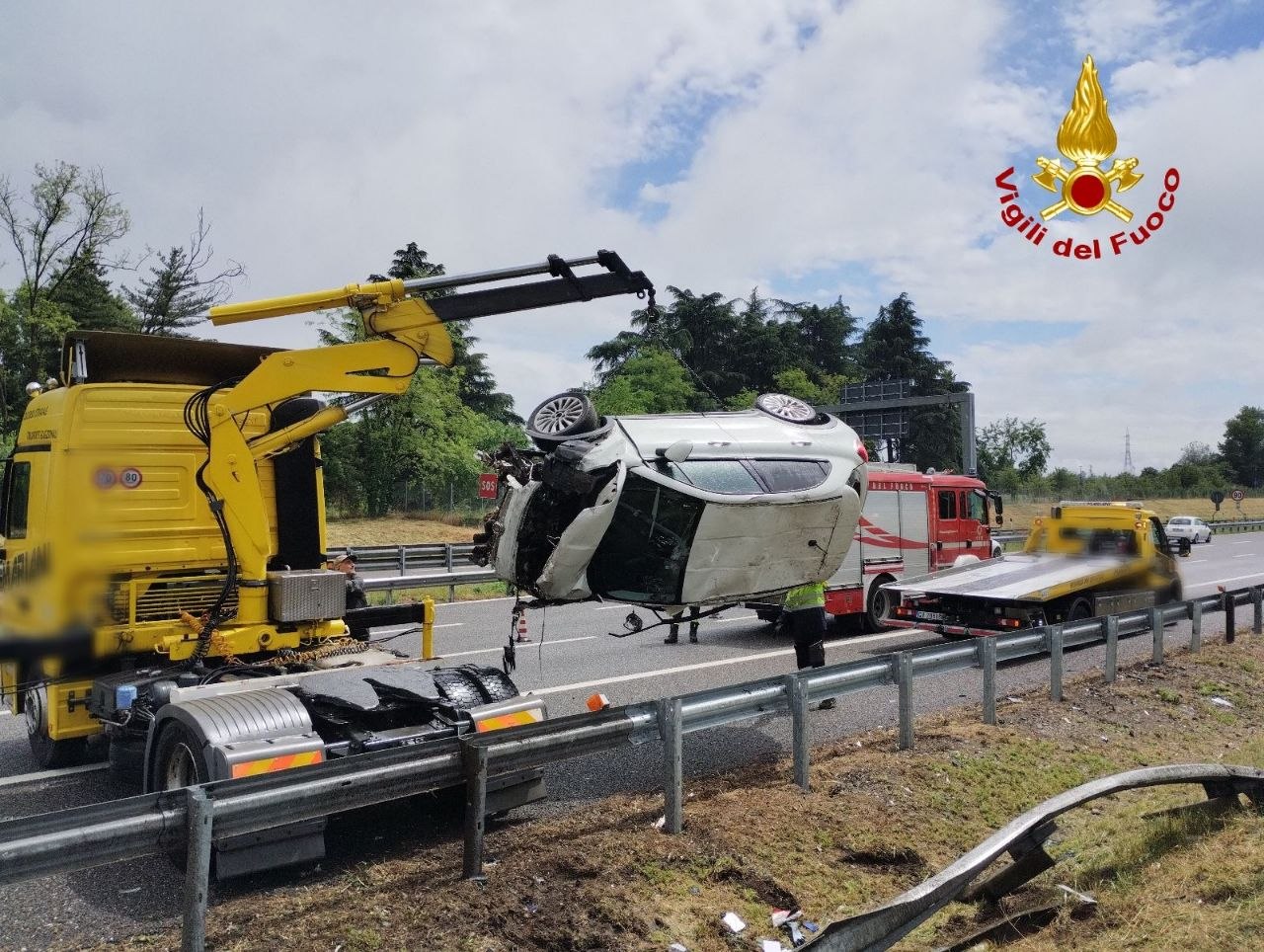 Auto sfonda il guardrail e si ribalta: ferito un 54enne