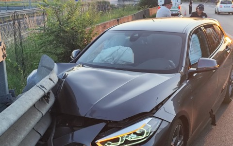 Sbanda e si schianta contro il guardrail: sottoposto al test per il tasso alcolico