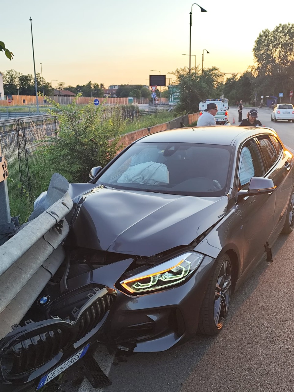 Sbanda e si schianta contro il guardrail: sottoposto al test per il tasso alcolico