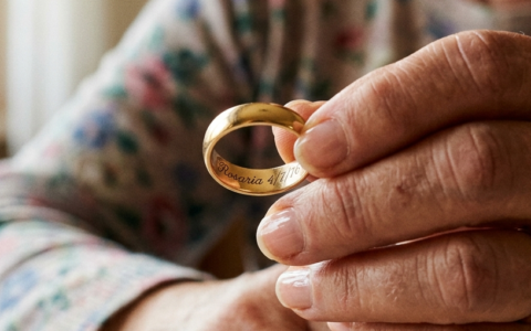 Il papà smarrisce la fede nuziale. Appello della figlia per recuperarla