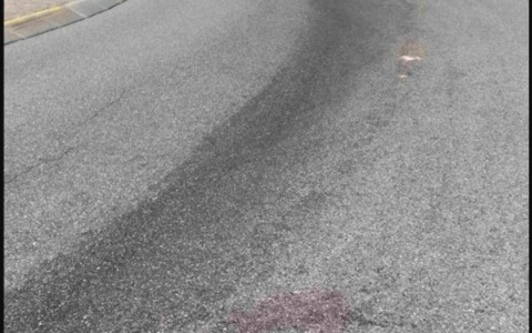 Olio sulla carreggiata: cade con lo scooter sulla Cassanese