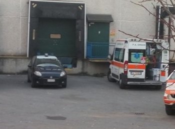 Operaio schiacciato in impianto di smaltimento rifiuti: soccorso in codice rosso