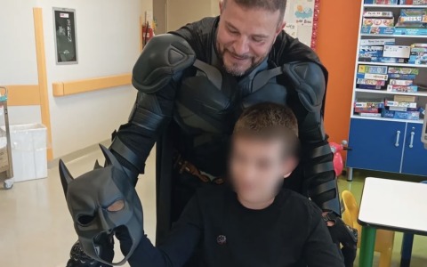 Finalmente Batman ha piegato ogni ostacolo e ha fatto il supereroe in ospedale