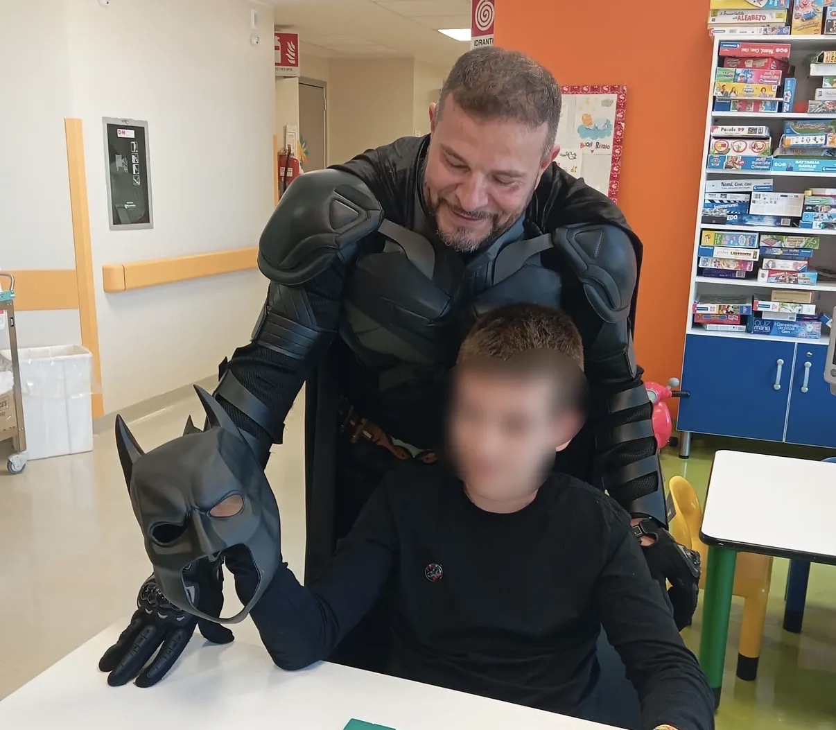 Finalmente Batman ha piegato ogni ostacolo e ha fatto il supereroe in ospedale
