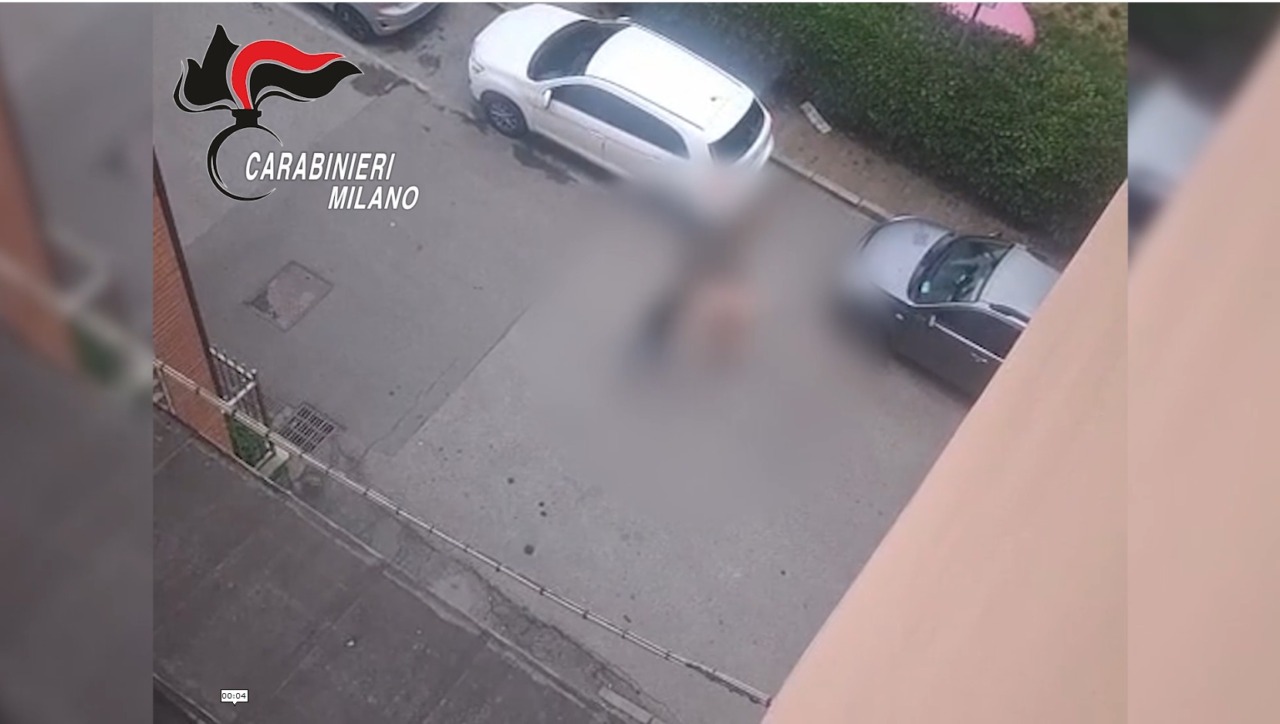 Calci e pugni alla ex compagna in mezzo alla strada: arrestato un 24enne