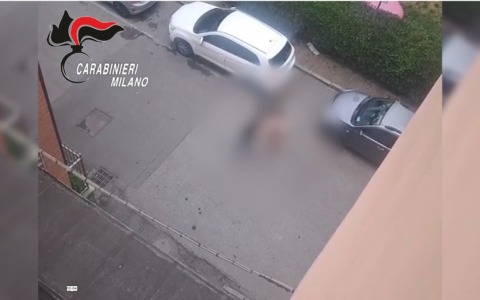 Calci e pugni alla ex compagna in mezzo alla strada: arrestato un 24enne