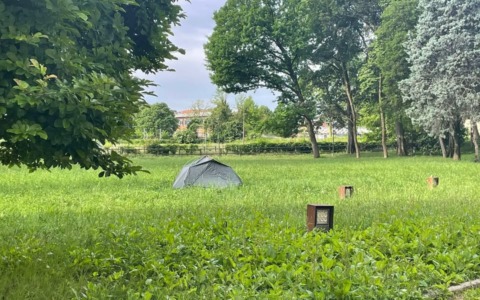 Qualcuno pianta la tenda e bivacca per una notte nel parco di Villa Alari