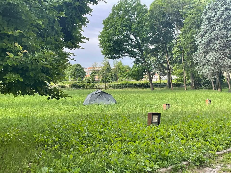 Qualcuno pianta la tenda e bivacca per una notte nel parco di Villa Alari
