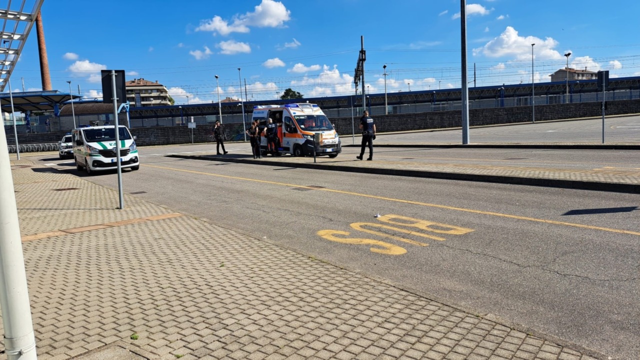 Ubriaco e con un taglio in testa delirava in stazione: intervengono le Forze dell’ordine