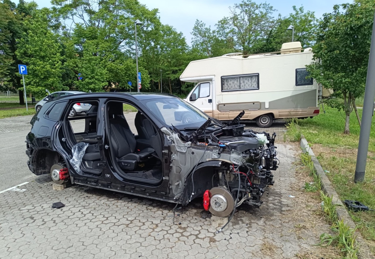 Cannibalizzata una Bmw lasciata nel parcheggio: smontati motore, ruote, portiere… tutto